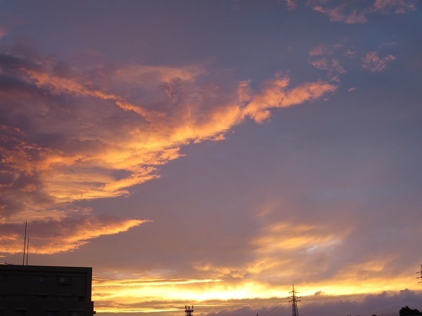 今朝の朝焼け雲 色彩悠々